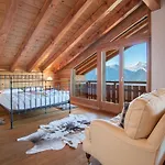 In With Hot Tub Chalet *